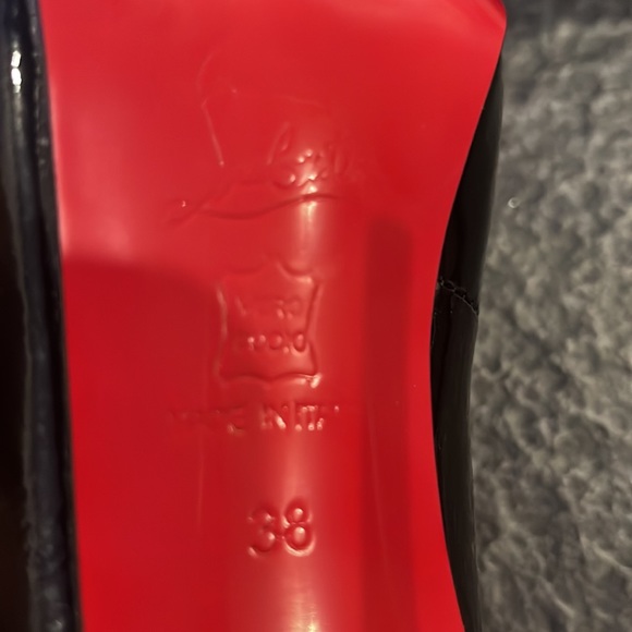 Black patent letter knock off Louboutin heels with red bottom. Size 38 - Picture 6 of 6